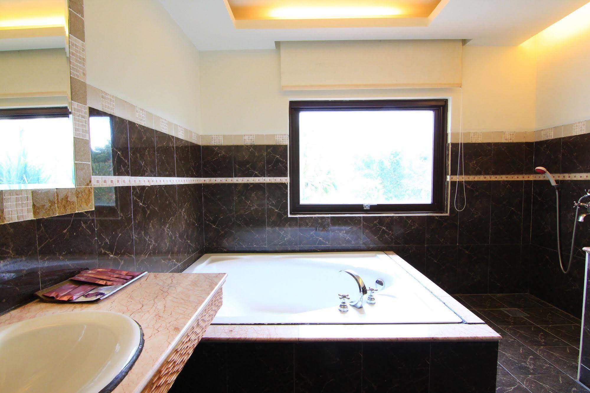 Palm Villa Guesthouse Nantou Bagian luar foto